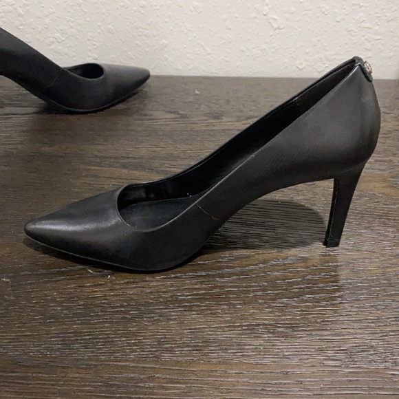 Michael Kors black leather pumps size 9 - Picture 3 of 5